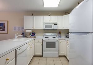 Walk to the beach - Condo near the bay with private balcony & pool access