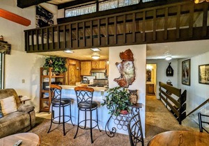 Walk to the Slopes! Rustic Townhouse by Snow Summit