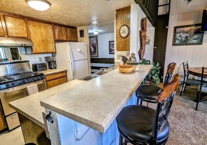 Walk to the Slopes! Rustic Townhouse by Snow Summit