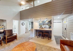 Walkable Corner Condo w/Fireplace & Shared Pool/Hot Tub/Sauna/Tennis