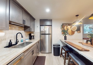 Walkable Corner Condo w/Fireplace & Shared Pool/Hot Tub/Sauna/Tennis