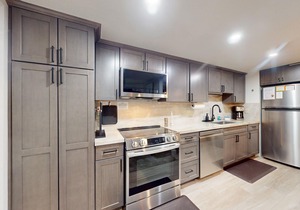 Walkable Corner Condo w/Fireplace & Shared Pool/Hot Tub/Sauna/Tennis