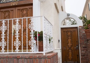 WALKING DISTANCE FROM FIVE STAR RESTURANTS!