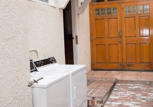 WALKING DISTANCE FROM FIVE STAR RESTURANTS!