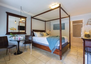 Waterfront Queen Jacuzzi Room - The Lodge At Blue Lakes