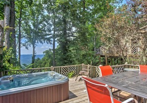 Weaverville Cottage w/Deck, Hot Tub & Scenic Views