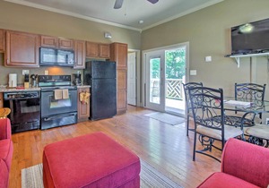 Weaverville Cottage w/Deck, Hot Tub & Scenic Views