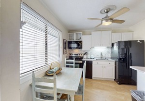 Well-equipped condo w/furnished balcony, high-speed WiFi, shared outdoor pool