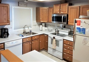 "Whit's End" Spacious, Private Beach-Front Lake Erie Sleeps 13 Birders & Fishing