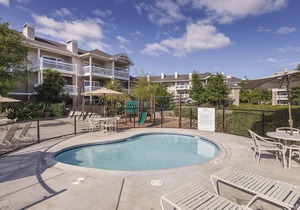 Windsor, CA: Sonoma 2 Bedroom Condo w/Fireplace, Resort Pool, Spa, WiFi & More!