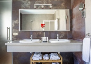 Wonderful Costa Teguise Villa | 5 Bedrooms | Villa Caletas Teguise | Perfect For A Large Group | Private Pool