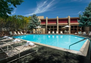 Wonderful Stay! 2 Sleek Units, Outdoor Pool, FREE Parking, Pets Allowed!
