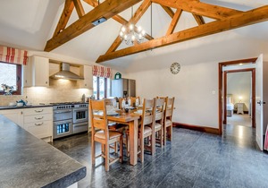 WOODPECKER BARN - CWL