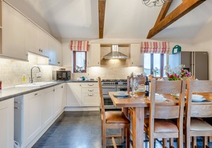 WOODPECKER BARN - CWL