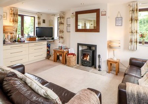WOODSIDE COTTAGE, pet friendly, with open fire in Grewelthorpe