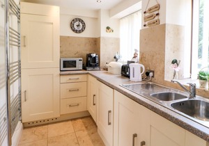 WOODSIDE COTTAGE, pet friendly, with open fire in Grewelthorpe