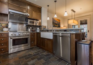 Woodwinds 1323 Pet-Friendly, On Sierra Star Golf Course, Garage and Jacuzzi, Luxury Home by RedAwning