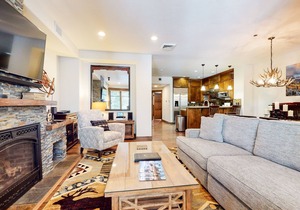 Woodwinds 1323 Pet-Friendly, On Sierra Star Golf Course, Garage and Jacuzzi, Luxury Home by RedAwning