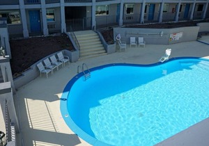 Your Home Away From Home! 4 Comfortable Units, Free Breakfast & Parking, Pool