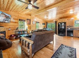 Fox Den | Pigeon Forge