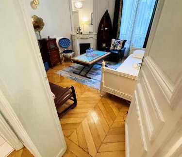 Champs-Elysees Apartment | Élysées Charm