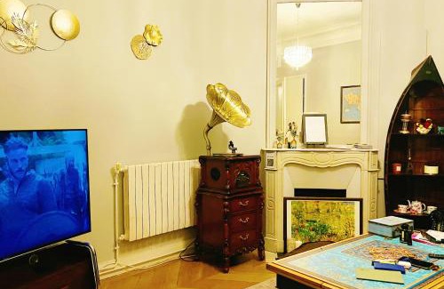 Champs-Elysees Apartment | Élysées Charm