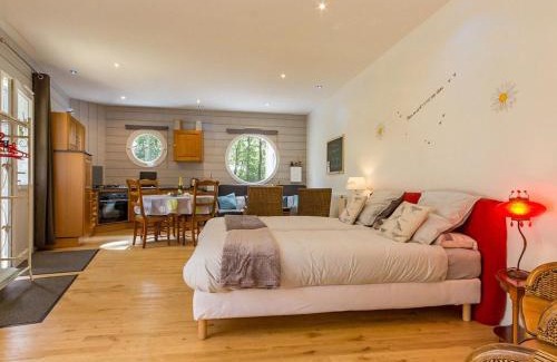 Plesse House | Évasion Marine : Studio avec Jardin Privé, Terrasse et Accès Direct au Canal de Nantes à Brest - FR-1-306-835