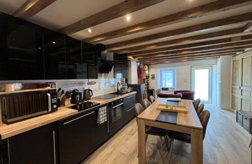 Saint-Nicolas-des-Biefs House | Évasion paisible à la montagne avec cheminée et animaux admis - FR-1-489-553