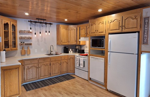 Saint-Remi-de-Tingwick Ski Chalet | Ô Ruisseau Avec Spa - Détente, Spacieux, Foyer Int/ext et Trois-lacs Accessible
