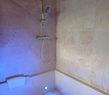 Saint-Lo Apartment | Ô Valvi : loft avec balnéo, terrasse et parking