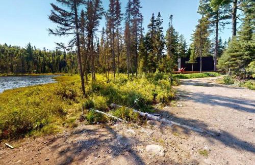 Saint-Simeon Ski Chalet | Öbois Charlevoix - ÖBox lake view