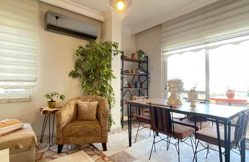 Yenisehir Apartment | Şehrin kalbindeki deniz manzaralı 3+1 ev
