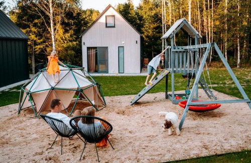 Parchowo House | Żywiołowo - domki w stylu stodoły z placem zabaw i stawem - ZIEMIA