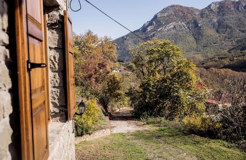 Pyli House | Πέτρινη κατοικία με υπέροχη θέα στο όρος Κόζιακα.