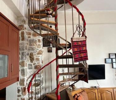 Manikia House | Όμορφο κατάλυμα στην κεντρική πλατεία του χωριού