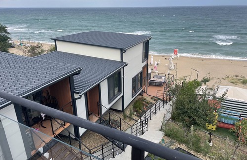 Osenovo Apartment | Ако искате да се наслаждавате на морските вълни на 1-ва линия на плажа .