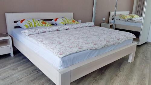 Dnipro Apartment | Апартаменты Sky в Мост Сити, 2 комнаты, Вид на реку, Балкон, Новый дом
