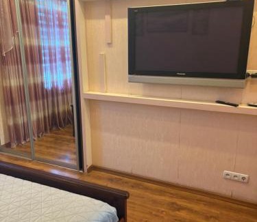 Kryvyi Rih Villa | Будинок повністю на центральному проспекті,з вуличною зоною відпочинку з великим сучасним грилем, два санвузли, два кондиціонери, три великих Смарт TV, преміум підписки, ЗВІТНІ ДОКУМЕНТИ