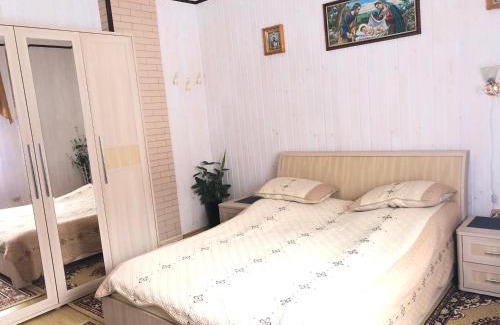 Podobovets House | Біля комори