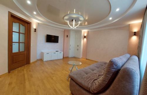 Lutsk Apartment | Класичний Люкс біля Порт сіті