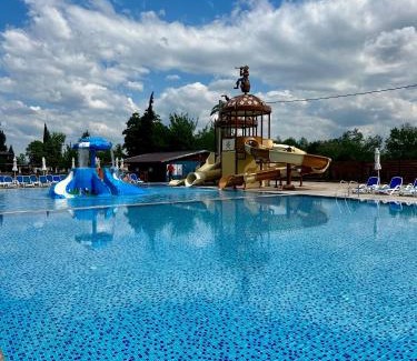 Septemvri Hotel | Комплекс Варвара - Хотел, Аквапарк и Минерлни басейни