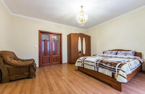 Svyatoshyns'kyi District Apartment | Комфортная двухкомнатная квартира возле метро Академгородок