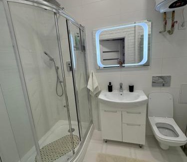 Kryvyi Rih Apartment | Просторі LUX апартаменти на центральному проспекті, великий Smart TV,преміум-підписки YouTube та онлайн-кінотеатрів , кавомашина, відкритий балкон, ЗВІТНІ ДОКУМЕНТИ