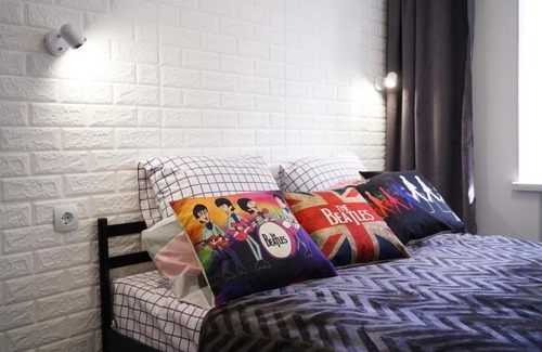 Podil Apartment | Рок-н-ролл студии в центре Киева на Подоле Queen и The Beatles