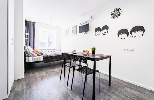 Podil Apartment | Рок-н-ролл студии в центре Киева на Подоле Queen и The Beatles