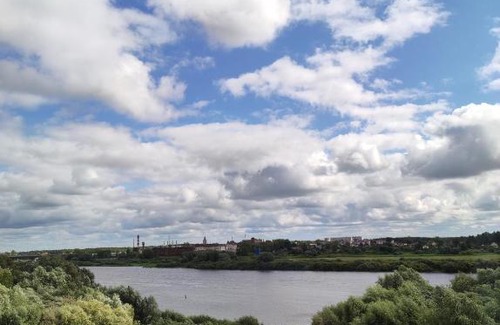 Veliky Novgorod Apartment | Стрекоза Апартаменты с панорамным балконом на реку Волхов