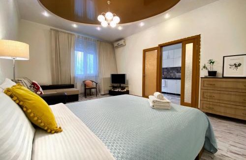 Dniprovs'kyi District Apartment | Чарівна, простора квартира в 2хв від МВЦ, Лівобережна