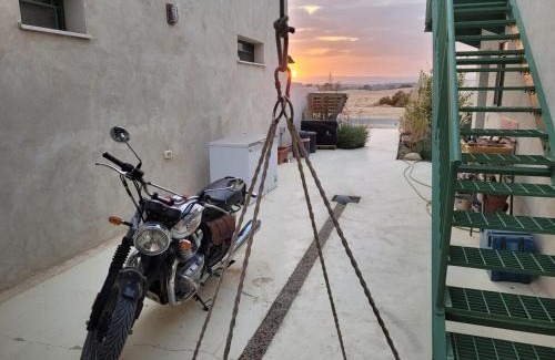 Hatseva House | בקתה ספרדית עם שכשוכית חמה
