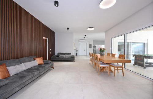 Safed Bed & Breakfast | הבית בלב כנען - וילה מהממת עם בריכה פרטית מחוממת בצפת