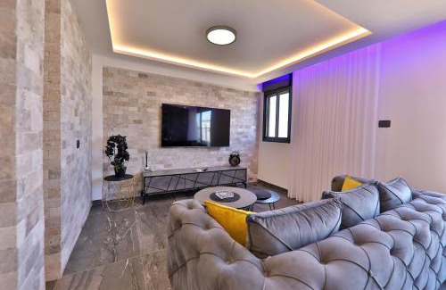 Haifa Apartment | חלום מול הים - סוויטת נופש יוקרתית עם ג'קוזי ונוף לים